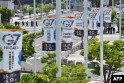 Spanduk berlogo Pertemuan Menteri Keuangan dan Gubernur Bank Sentral G7 yang akan datang terlihat dipajang di sepanjang jalan dekat stasiun kereta api Niigata di Niigata pada 10 Mei 2023. (Foto: AFP/Kazuhiro NOGI)