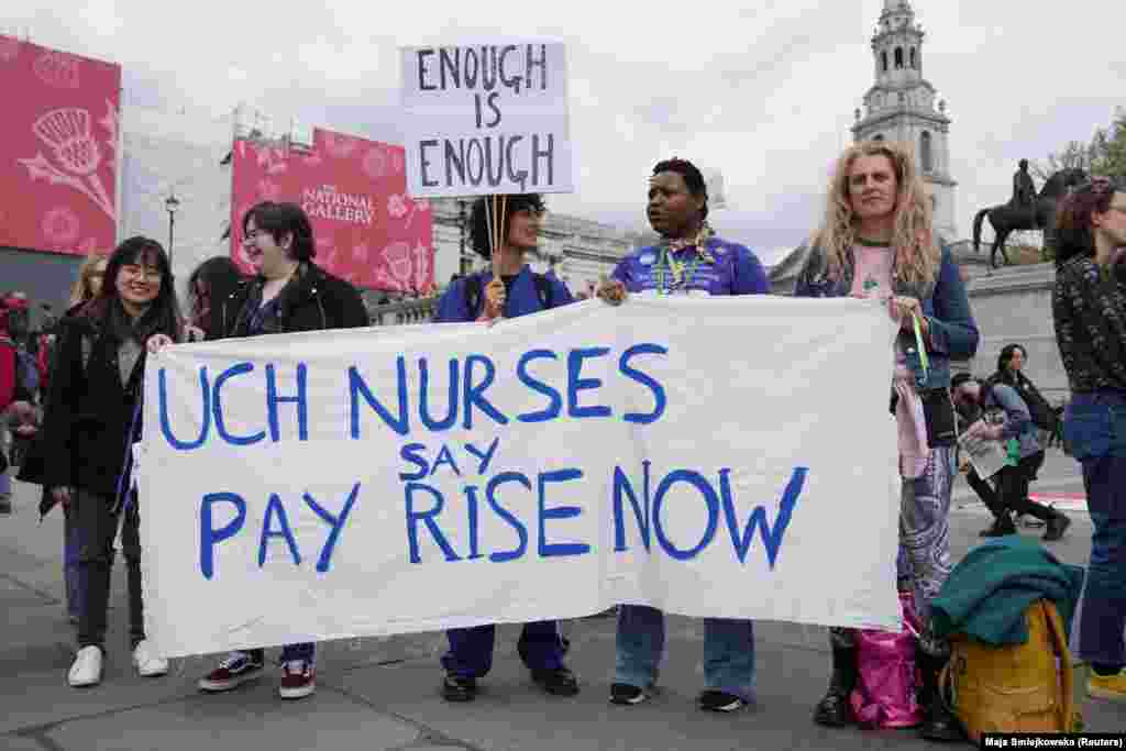 Manifestação em Londres exigindo aumento de salários para as enfermeiras, no do Dia do Trabalhador em Trafalgar Square, em Londres, Grã-Bretanha, 1º de maio de 2023