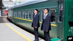 资料照 -2019年4月26日， 朝鲜安保人员正在海参崴火车站主门口守候金正恩返回朝鲜。