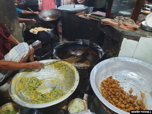 ধানমন্ডি হকার্স মার্কেটের কোণায় ভাজা হচ্ছে সবজির পাকোড়া ও জিলাপি।