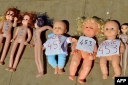 Boneka-boneka bertuliskan "Pasal 453" di depan parlemen ibu kota Maroko, Rabat, 25 Juni 2019, dalam aksi protes menentang UU Aborsi. "Pasal 453", mengacu pada UU yang menghukum aborsi dengan hukuman enam bulan hingga lima tahun penjara. (Foto: AFP)