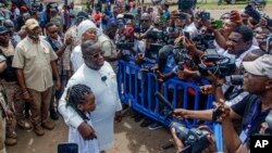 Au cours de son premier mandat, Julius Maada Bio s'est fait le champion de l'éducation et des droits des femmes.