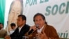 ARCHIVO - El ex presidente de Perú Alejandro Toledo, habla con los medios de comunicación en una conferencia en su sede después de una reunión con el candidato presidencial Ollanta Humala, en segundo plano, en Lima, en mayo de 2011.