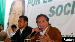 ARCHIVO - El ex presidente de Perú Alejandro Toledo, habla con los medios de comunicación en una conferencia en su sede después de una reunión con el candidato presidencial Ollanta Humala, en segundo plano, en Lima, en mayo de 2011.