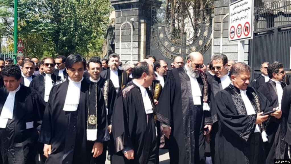 تجمع وکلا در مقابل ساختمان شورای نگهبان