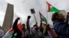 Sejumlah demonstran pendukung Palestina membawa bendera Palestina dalam aksi protes di Toronto, Ontario, Kanada, pada 9 Oktober 2023. (Foto: AFP/Cole Burston)