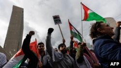 Sejumlah demonstran pendukung Palestina membawa bendera Palestina dalam aksi protes di Toronto, Ontario, Kanada, pada 9 Oktober 2023. (Foto: AFP/Cole Burston)