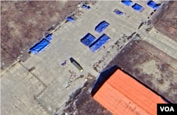북한 의주비행장에서 트럭이 화물을 하역하고 있다. 주변에는 파란색 방수포가 씌워진 화물이 있다. 사진=Airbus (via Google Earth)