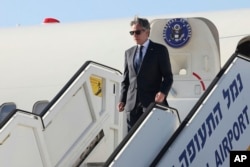 Državni sekretar SAD Entoni Blinken izlazi iz aviona nakon sletanja na aerodrom Ben Gurio, nedaleko od Tel Aviva, 10. juna 2024.