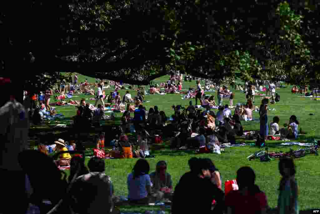 En los últimos años, el fin de semana festivo ha marcado también el inicio del verano y los comercios se han sumado ofreciendo todo tipo de descuentos.&nbsp;