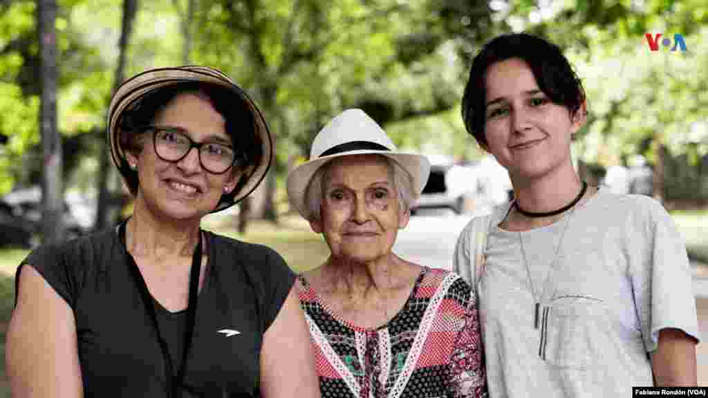 Claudia Veloso, de 20 años de edad, estudia Psicología y acudió a votar por primera vez.&nbsp; &ldquo;Estoy emocionada y a la expectativa de ver qué pasa. Yo espero que funcione y me emociona que haya mucha gente acá, mi generación también está pendiente de la situación y eso es muy chévere&rdquo;. Foto: Fabiana Rondón, VOA.