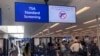 ARCHIVO - Un letrero advierte a los viajeros que no traigan armas a través del puesto de control de la Administración de Seguridad del Transporte en el Aeropuerto Internacional de Orlando en Orlando, Florida, el 23 de abril de 2022.