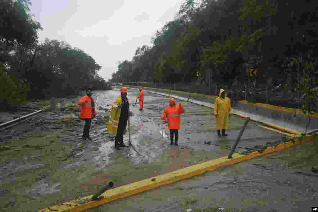 Aunque miles de militares estaban desplegados en la zona, carecían de herramientas suficientes para limpiar las toneladas de barro y los árboles caídos en las calles.&nbsp;