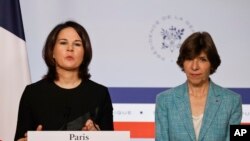 2023年5月10日，法国外交部长凯瑟琳·科隆纳（右）和德国外交部长安娜莱娜·贝尔博克在巴黎爱丽舍宫举行的每周内阁会议后出席新闻发布会。（美联社照片）