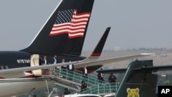 Para anggota tim kampanye mantan Presiden Donald Trump, turun dari pesawat Boeing 757 setibanya di Bandara Internasional Billings Logan di Billings, Montana, Jumat, 9 Agustus 2024. (Foto: Larry Mayer/The Billings Gazette via AP)