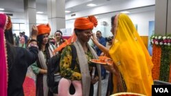 Delegates arriving for the G20 tourism ministers meeting received a warm welcome at Srinagar International Airport. The meeting was held May 22-24, 2023. (Wasim Nabi/VOA)