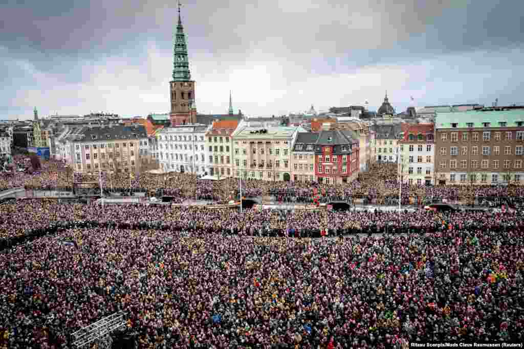 Масовна толпа се собира за време на прогласувањето на плоштадот на палатата Кристијансборг во Копенхаген, Данска.