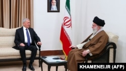 伊朗最高領導人哈梅內伊在德黑蘭與伊拉克總統拉希德會晤。（2023年4月29日，哈梅內伊辦公室提供。）