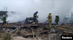 乌克兰救援人员在俄军导弹炸毁的巴甫洛赫拉德市居民区里展开营救工作。（2023年5月1日）