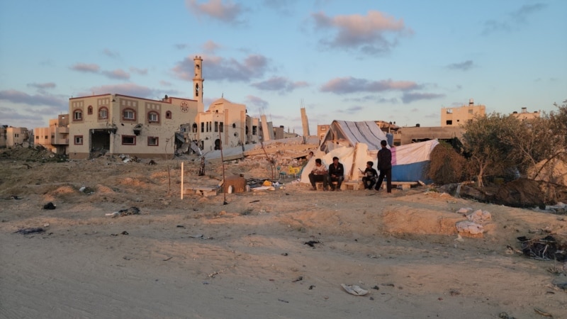 In photos: Gaza families search for haven to wait out the war 
