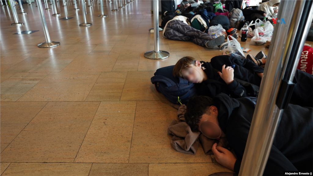 Niños descansan en el piso del aeropuerto internacional de Telaviv en el que turistas y ciudadanos extranjeros esperan para abordar vuelos de repatriación de regreso a sus países, el 13 de octubre de 2023.