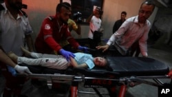 Um jovem palestiniano ferido no bombardeamento israelita, na Faixa de Gaza, é levado ao Hospital do Kuwait no campo de refugiados de Rafah, sul da Faixa de Gaza, 20 de abril de 2024