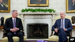 지난 5월 조 바이든 미국 대통령(오른쪽)과 케빈 매카시 하원의장이 백악관에서 부채한도 상향에 관해 협상하고 있다. (자료사진)