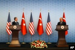 土耳其外长梅夫吕特·恰武什奥卢（Mevlut Cavusoglu）(右）和美国国务卿布林肯2023年2月20日在土耳其首都安卡拉举行会谈紧接着召开记者会。