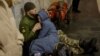 Stanovnici Kijeva sklonili su se na stanicu metroa za vreme ruskih vazdušnih napada, 9. mart 2023.