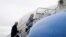 Prezidan Joe Biden ak Premye Dam Jill Biden monte nan avyon prezidansyel Air Force One nan ayeropo Reno-Tahoe la pou al nan zile Maui, 21 Out, 2023. 