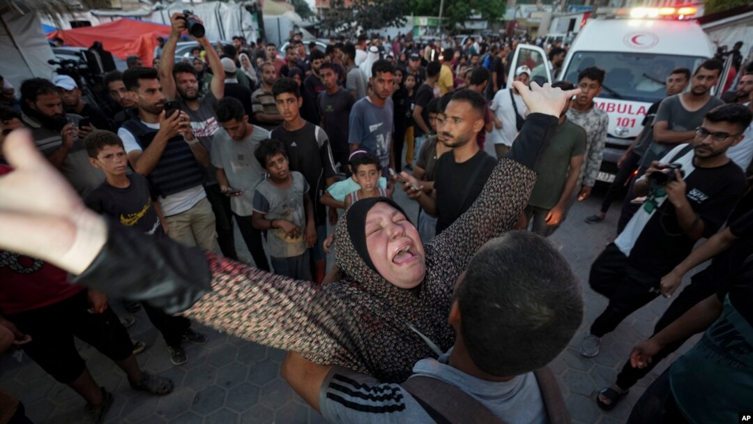 Una mujer palestina llora la muerte de familiares en el bombardeo israelí de la Franja de Gaza frente a un hospital en Deir al Balah, el 4 de junio de 2024.