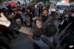 Wanita Palestina berduka atas kerabatnya yang tewas dalam pemboman Israel di Jalur Gaza di luar rumah sakit di Deir al Balah, Selasa, 4 Juni 2024. (AP/Abdel Kareem Hana)