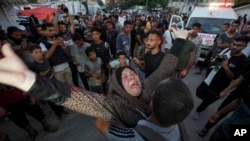 Una mujer palestina llora la muerte de familiares en el bombardeo israelí de la Franja de Gaza frente a un hospital en Deir al Balah, el 4 de junio de 2024.
