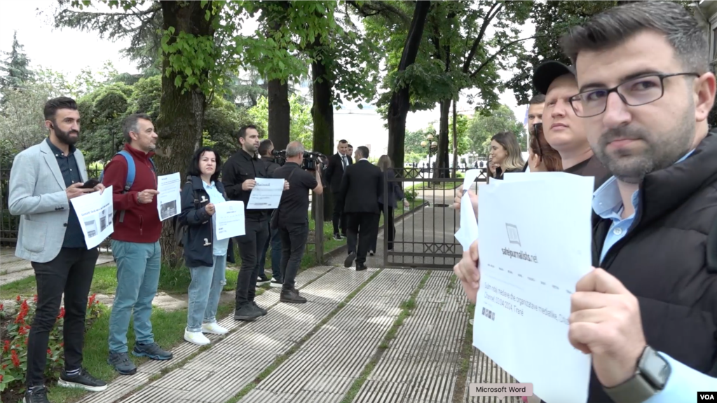 Tiranë, gazetarët protestojnë para Kuvendit për sulmet ndaj tyre dhe për cënimin e lirisë së shprehjes