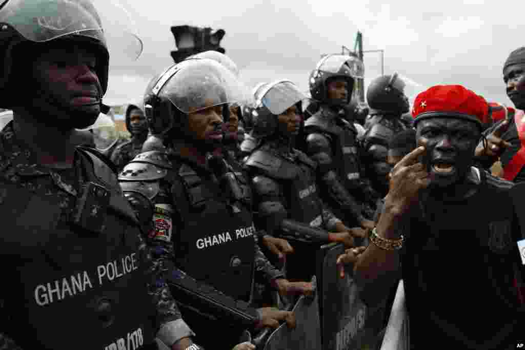 Protesters demonstrate in Accra, Ghana, demanding the resignation of the Bank of Ghana&#39;s Governor, Dr Ernest Addison, alongside his two deputies. (AP Photo/Misper Apawu)