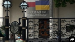 Полицейский у польского посольства в Пекине, 17 мая 2023 года.