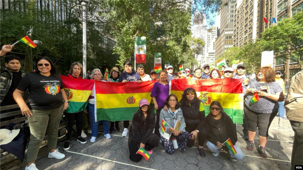 Activista bolivianos en una plaza en las afueras de la sede de la ONU en Nueva York, el 19 de septiembre de 2023.