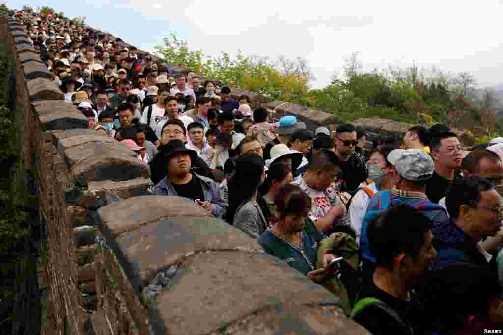 Луѓето го посетуваат делот Мутиању од Кинескиот ѕид за време на петдневниот празник на Денот на трудот во Пекинг, Кина, 30 април 2023 година.
