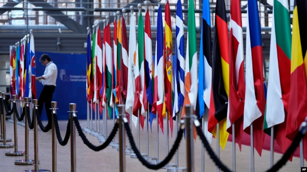 资料照:布鲁塞尔总部里的欧盟成员国旗帜 (photo:VOA)