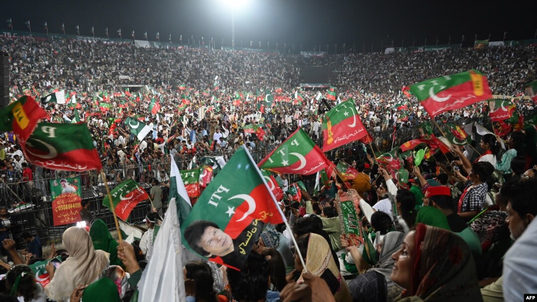 Para pendukung mantan PM Pakistan dan ketua partai Pakistan Tehreek-e-Insaf (PTI) Imran Khan, melakukan rapat umum di Lahore, provinsi Punjab (foto: dok). 