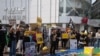 在台流亡港人与香港青年团体等2024年3月23日于台北发起街头集会，同声谴责当日生效的香港《基本法》第23条，并呼吁国际社会制裁港府、立法会议员及香港法官(美国之音特约记者黄丽玲拍摄)。
