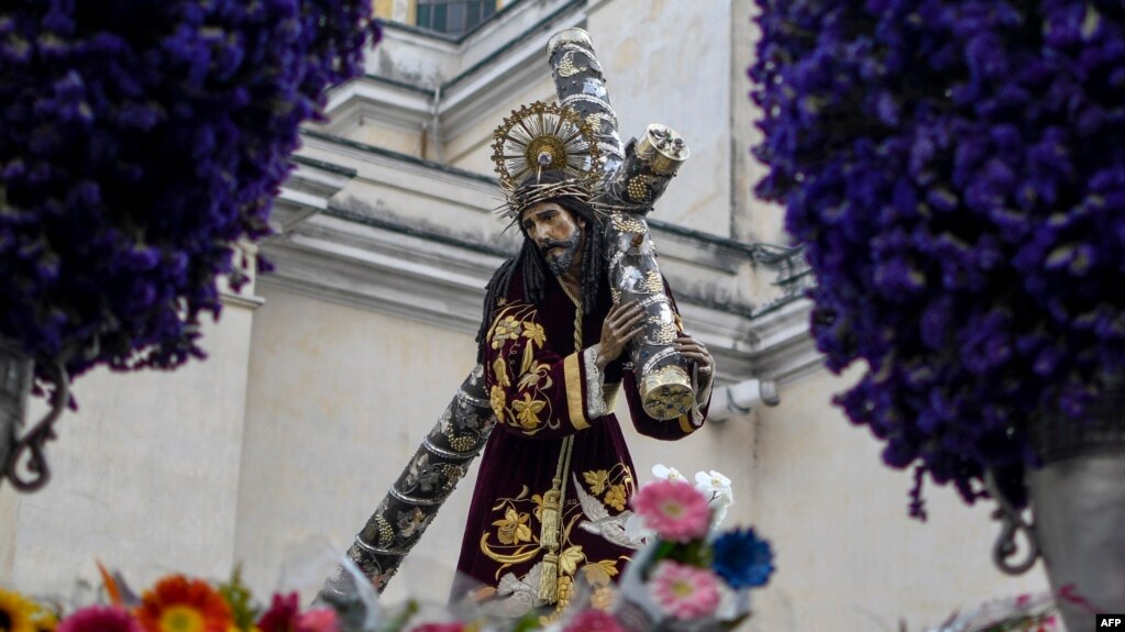 Las procesiones en los barrios y las ciudades que muestran la imagen de Jesús son muy comunes en esta fecha del año en Guatemala y el resto de Centroamérica.