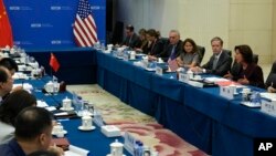 যুক্তরাষ্ট্রের বাণিজ্য মন্ত্রী জিনা রাইমন্ডো (ডানে) বেইজিং-এর বাণিজ্য মন্ত্রকে চীনের বাণিজ্য মন্ত্রী ওয়াং ওয়েনতাও-এর সাথে একটি বৈঠকের সময় কথা বলছেন। ২৮ আগস্ট, ২০২৩।