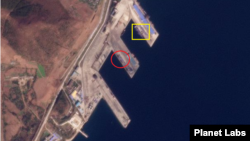 22일 라진항을 촬영한 위성사진. 북한 전용인 가운데 부두에 컨테이너 더미(빨간색 원)가 적재돼 있다. 바로 옆 중국 전용 부두에도 대형 선박(노란색 사각형)이 정박한 모습이 보인다. 사진 = Planet Labs.