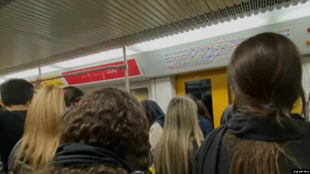 زنان مخالف حجاب اجباری در مترو