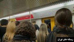 زنان مخالف حجاب در مترو