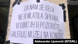 Transparenti na protestu "Mi smo kultura" u Podgorici.