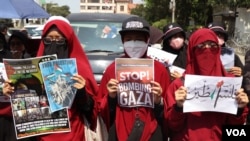 Sejumlah perempuan turut berunjuk rasa dalam aksi Solidaritas untuk Palestina pada Rabu (11/10) di depan Kedutaan Besar Amerika Serikat di Jakarta. (VOA/Indra Yoga)