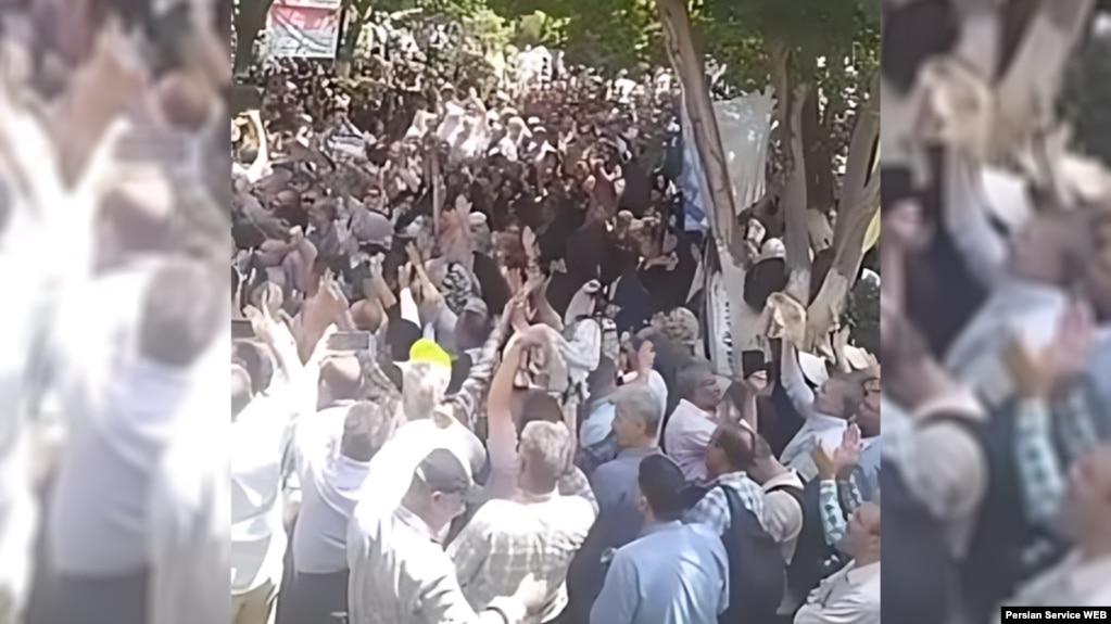 تجمع بازنشستگان در مقابل سازمان برنامه و بودجه در تهران، سه‌شنبه ۲۲ خرداد ۱۴۰۳
