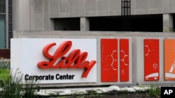 资料照片：礼来公司在印第安纳波利斯的总部外的标识。(2027年4月26日)